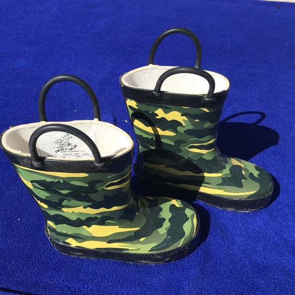 5/$30 Camo Rain Boots for Toddler - Picture 2 of 6